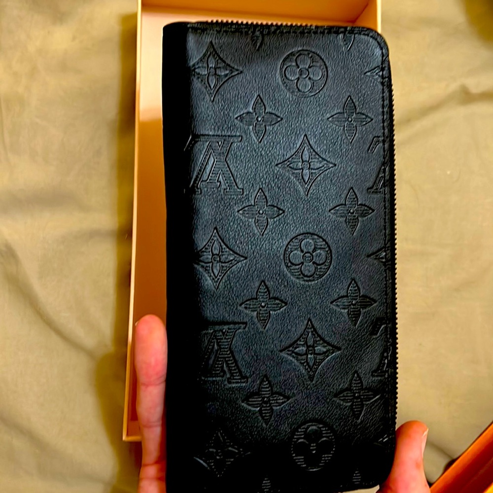 Brand new LV zippy wallet!! Only used for a week, little bulky for me